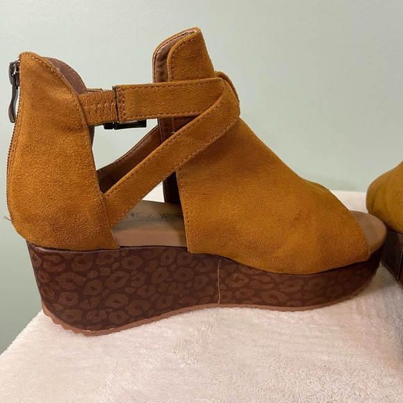 BOUTIQUE BY CORKYS Sandal 9 Leopard Wedge Buckle Suede Leather Open Toe Brown - Picture 6 of 9